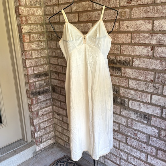 Vintage Cream Vanity Fair Slip 34 Fullslip USA Made Metal Slides - Picture 2 of 8